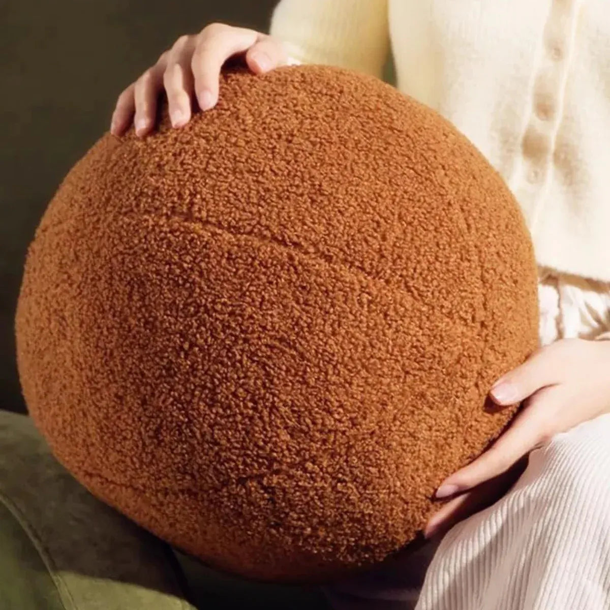 Oreiller en peluche en forme de boule