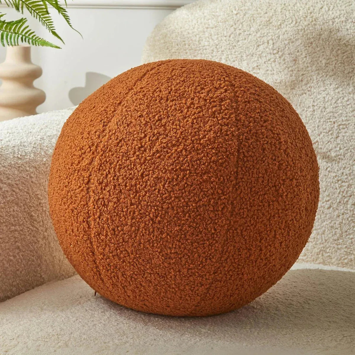 Oreiller en peluche en forme de boule