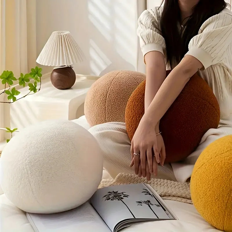 Oreiller en peluche en forme de boule