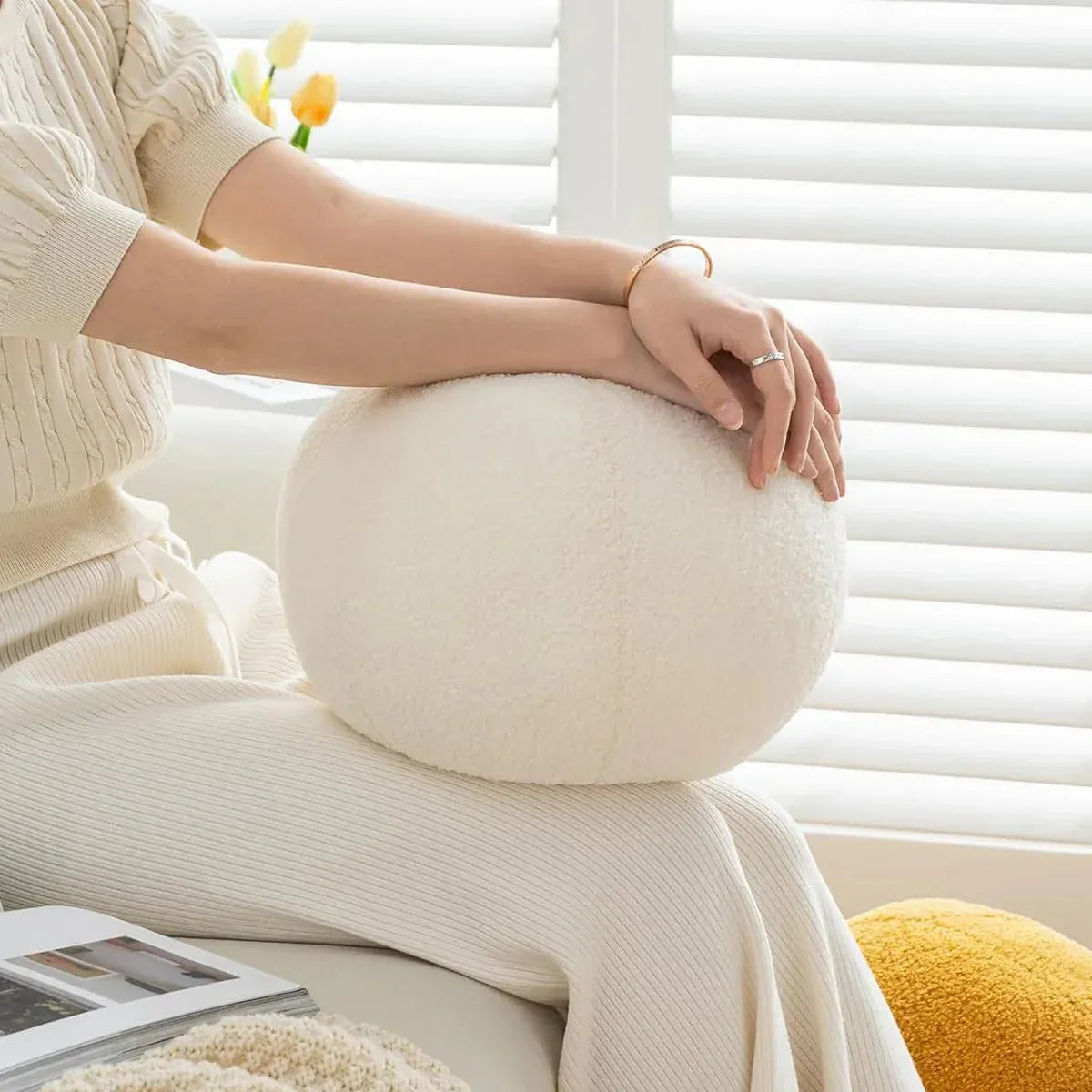 Oreiller en peluche en forme de boule